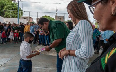 Fundabiblioteca dona libros durante la celebración de los 493 años de Maracaibo